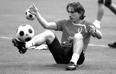 欧冠战报：西蒙屡献神扑，巴尔科拉中框，巴黎0-0闷平毕包