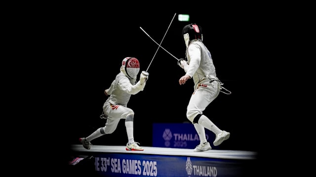 篮球篮网比赛中关键传球帮助球队取胜